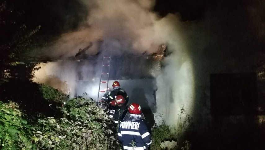 casa cuprinsa de flacari in localitatea horia un barbat a fost gasit decedat galerie foto 702738 casa cuprinsa de flacari in localitatea horia un barbat a fost gasit decedat galerie foto 702738