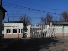 Bărbat și femeie, escortați și introduși în Penitenciarul Poarta Albă. Ce infracțiuni au comis
