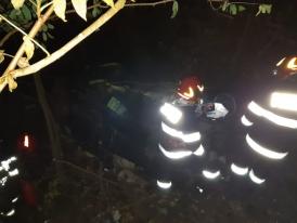 Intervenţie dificilă a pompierilor, după ce o maşină s-a răsturnat şi a căzut într-o râpă. Mai multe persoane rănite (galerie foto)