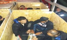 Mai mulţi migranţi ascunşi într-o autoutilitară au fost descoperiţi de Poliţia de Frontieră de la Nădlac (galerie foto) 
