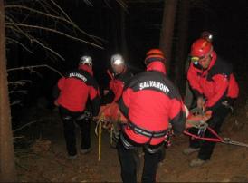 Un motociclist ceh a fost rănit grav după ce a căzut într-o prăpastie. Salvamontiştii au intervenit