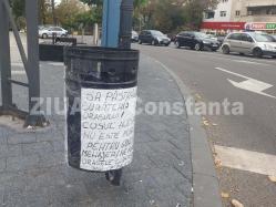 Constănţeanul supărat „Ne plac oraşele curate, dar noi ce facem?” Mesajul montat pe un coş de gunoi pe bulevardul Tomis