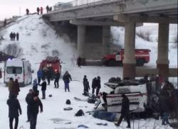 Un autobuz a căzut de pe un pod din Rusia. Aproape douăzeci de oameni au murit