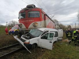 Autoturism, acroșat de un tren în județul Suceava. Două persoane au fost rănite (galerie foto) 
