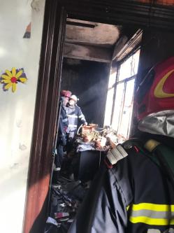 Biblioteca Școlii Generale nr. 3 Babadag, cuprinsă de flăcări. O persoană a avut nevoie de ajutor medical (video)  