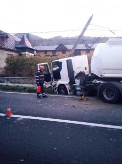 Accident rutier pe DN1. Un TIR încărcat cu tone de motorină și benzină a intrat într-un stâlp electric (galerie foto)  
