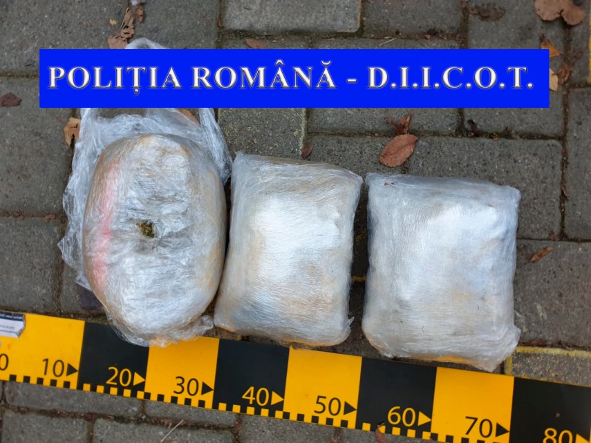 flagrant si perchezitii intr un dosar de trafic de droguri cinci persoane au fost retinute galerie foto flagrant si perchezitii intr un dosar de trafic de droguri cinci persoane au fost retinute galerie foto