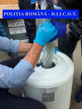 DIICOT Trafic de droguri de risc, în Iași. Au ascuns cannabis în boiler (galerie foto)