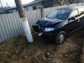 A pierdut controlul asupra direcției și a intrat în stâlp. Eveniment rutier în Tulcea