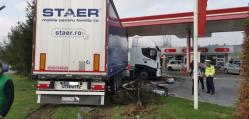 Carambol la Onești, județul Bacău. Patru mașini implicate. Un camion a intrat în benzinărie (galerie foto)