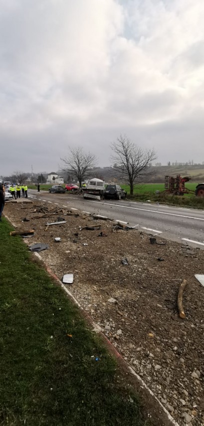 carambol la onesti judetul bacau patru masini implicate un camion a intrat in benzinarie galerie foto carambol la onesti judetul bacau patru masini implicate un camion a intrat in benzinarie galerie foto