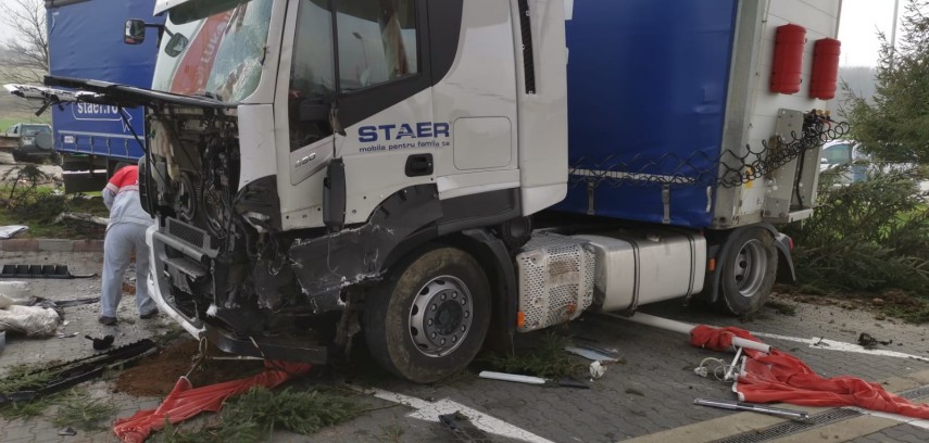 carambol la onesti judetul bacau patru masini implicate un camion a intrat in benzinarie galerie foto carambol la onesti judetul bacau patru masini implicate un camion a intrat in benzinarie galerie foto