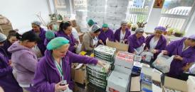 Asociaţia „Suflete deschise“ şi Arimex Comexim 2000 au împărţit pachete persoanelor nevoiaşe (galerie foto) 