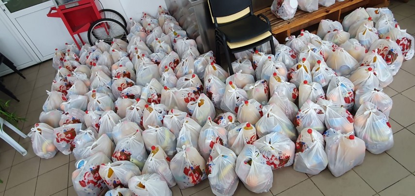 asociatia suflete deschise si arimex comexim 2000 au impartit pachete persoanelor nevoiase galerie foto asociatia suflete deschise si arimex comexim 2000 au impartit pachete persoanelor nevoiase galerie foto