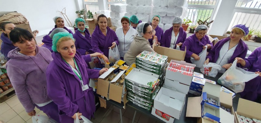 asociatia suflete deschise si arimex comexim 2000 au impartit pachete persoanelor nevoiase galerie foto asociatia suflete deschise si arimex comexim 2000 au impartit pachete persoanelor nevoiase galerie foto