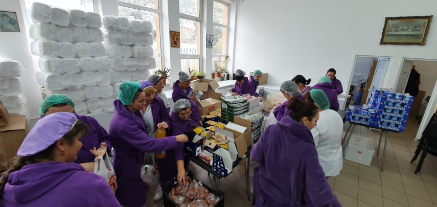 asociatia suflete deschise si arimex comexim 2000 au impartit pachete persoanelor nevoiase galerie foto asociatia suflete deschise si arimex comexim 2000 au impartit pachete persoanelor nevoiase galerie foto