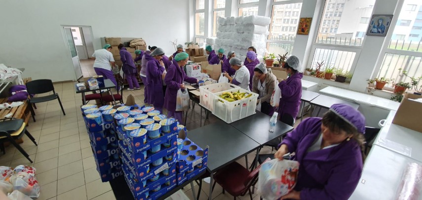 asociatia suflete deschise si arimex comexim 2000 au impartit pachete persoanelor nevoiase galerie foto asociatia suflete deschise si arimex comexim 2000 au impartit pachete persoanelor nevoiase galerie foto