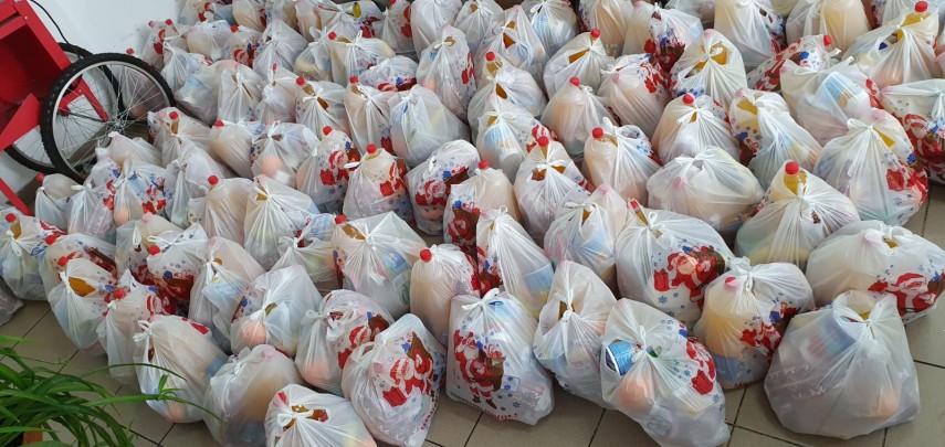 asociatia suflete deschise si arimex comexim 2000 au impartit pachete persoanelor nevoiase galerie foto asociatia suflete deschise si arimex comexim 2000 au impartit pachete persoanelor nevoiase galerie foto