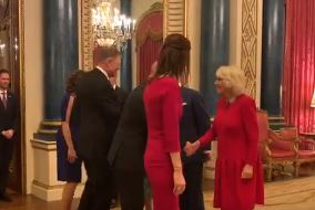 carmen iohannis schimb de replici cu regina elisabeta a ii a la summit ul nato galerie foto 706844 carmen iohannis schimb de replici cu regina elisabeta a ii a la summit ul nato galerie foto 706844