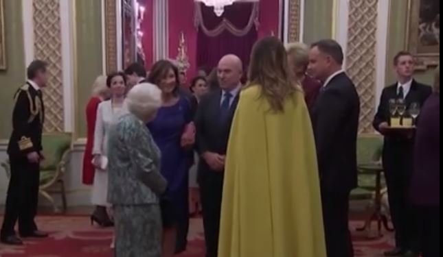 carmen iohannis schimb de replici cu regina elisabeta a ii a la summit ul nato galerie foto 706844 carmen iohannis schimb de replici cu regina elisabeta a ii a la summit ul nato galerie foto 706844