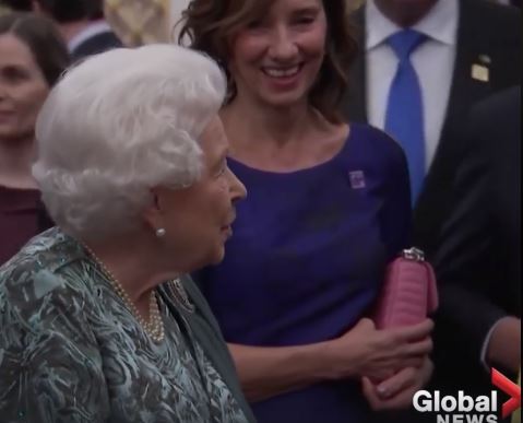 carmen iohannis schimb de replici cu regina elisabeta a ii a la summit ul nato galerie foto 706844 carmen iohannis schimb de replici cu regina elisabeta a ii a la summit ul nato galerie foto 706844