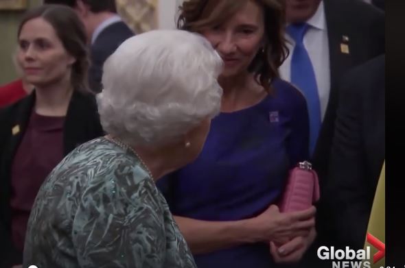 carmen iohannis schimb de replici cu regina elisabeta a ii a la summit ul nato galerie foto 706844 carmen iohannis schimb de replici cu regina elisabeta a ii a la summit ul nato galerie foto 706844