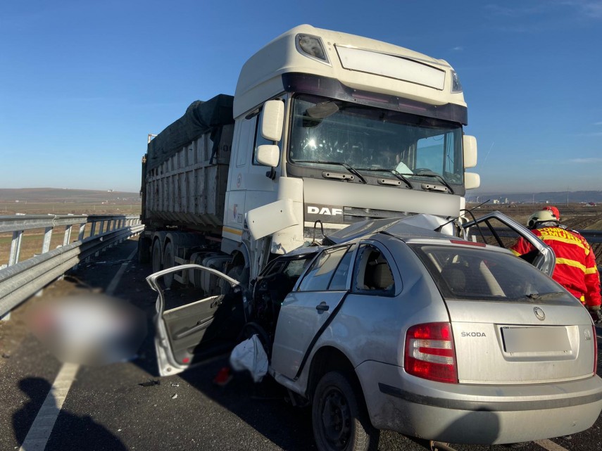 impact intre un autoturism si un tir in suceava soferul a murit 707227 impact intre un autoturism si un tir in suceava soferul a murit 707227