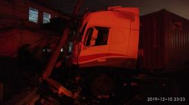 Șofer fără permis, urmărit de poliție și acroșat de un tir în Murfatlar. Ce spune IPJ Constanța