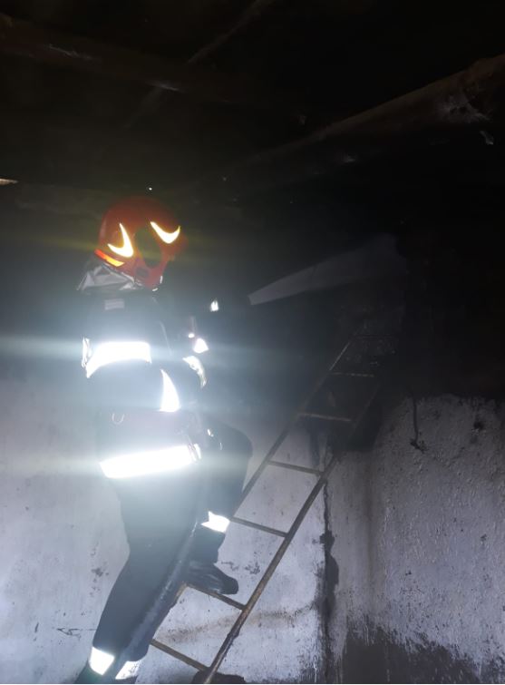 pompierii in alerta incendiu la o locuinta din judetul tulcea o victima cu arsuri pe 50 din corp galerie