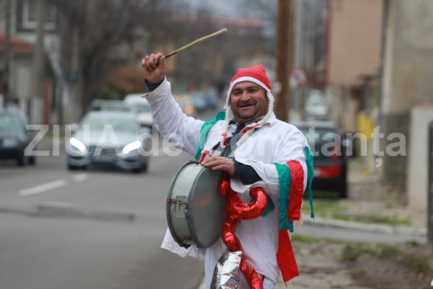 fotoreportaj iata vin colindatorii pe strazile constantene si au facut aparitia primii vestitori ai craciunului fotoreportaj iata vin colindatorii pe strazile constantene si au facut aparitia primii vestitori ai craciunului