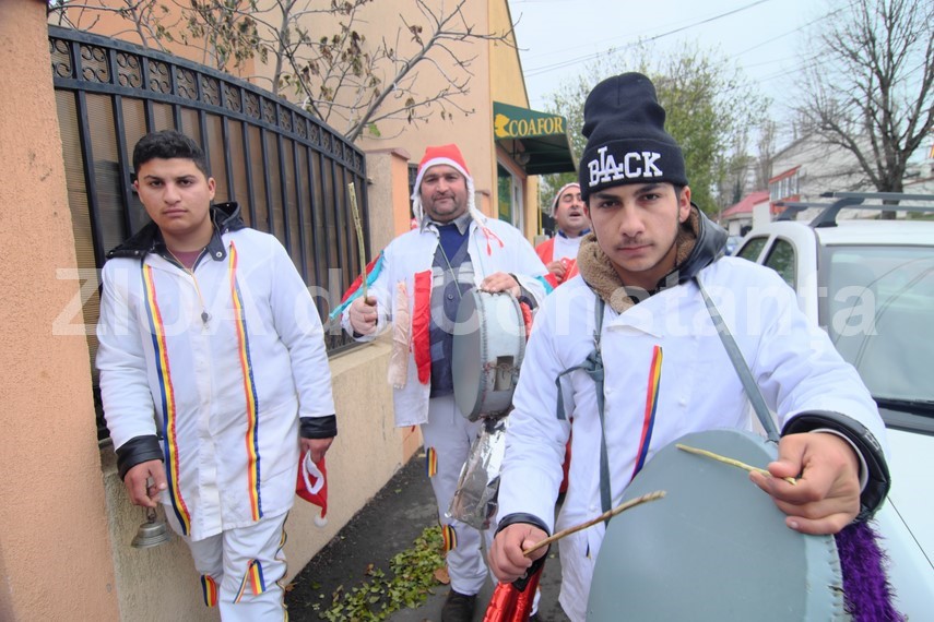 fotoreportaj iata vin colindatorii pe strazile constantene si au facut aparitia primii vestitori ai craciunului fotoreportaj iata vin colindatorii pe strazile constantene si au facut aparitia primii vestitori ai craciunului