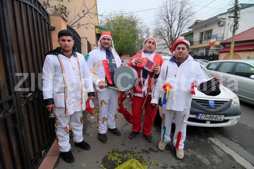 fotoreportaj iata vin colindatorii pe strazile constantene si au facut aparitia primii vestitori ai craciunului fotoreportaj iata vin colindatorii pe strazile constantene si au facut aparitia primii vestitori ai craciunului