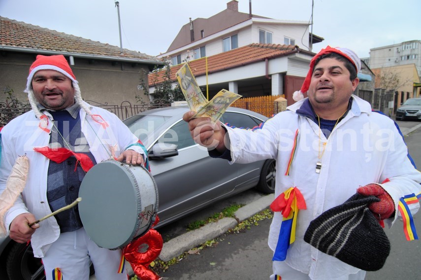 fotoreportaj iata vin colindatorii pe strazile constantene si au facut aparitia primii vestitori ai craciunului fotoreportaj iata vin colindatorii pe strazile constantene si au facut aparitia primii vestitori ai craciunului