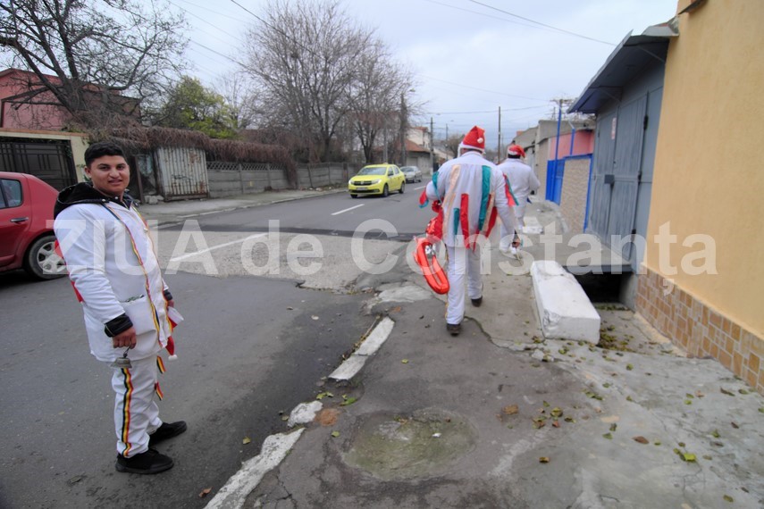 fotoreportaj iata vin colindatorii pe strazile constantene si au facut aparitia primii vestitori ai craciunului fotoreportaj iata vin colindatorii pe strazile constantene si au facut aparitia primii vestitori ai craciunului