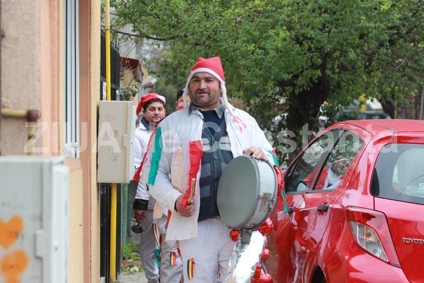 fotoreportaj iata vin colindatorii pe strazile constantene si au facut aparitia primii vestitori ai craciunului fotoreportaj iata vin colindatorii pe strazile constantene si au facut aparitia primii vestitori ai craciunului