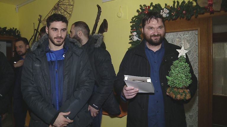 handbalistii hc dobrogea sud daruri pentru copiii din plasament galerie foto 707655 handbalistii hc dobrogea sud daruri pentru copiii din plasament galerie foto 707655