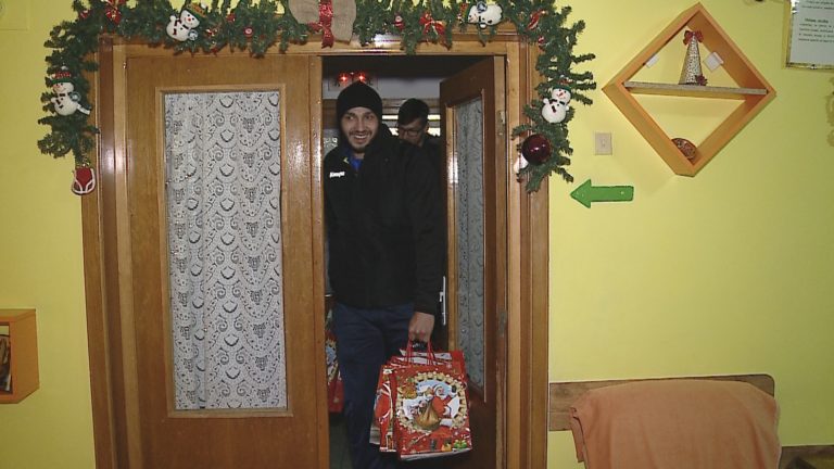 handbalistii hc dobrogea sud daruri pentru copiii din plasament galerie foto 707655 handbalistii hc dobrogea sud daruri pentru copiii din plasament galerie foto 707655