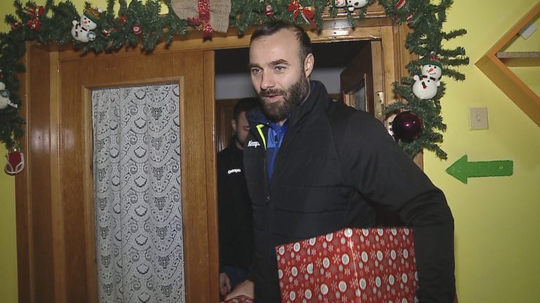 handbalistii hc dobrogea sud daruri pentru copiii din plasament galerie foto 707655 handbalistii hc dobrogea sud daruri pentru copiii din plasament galerie foto 707655