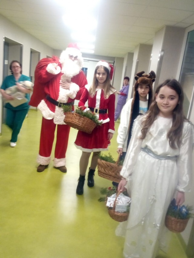 surprize mari pentru cei mici de la arimex comexim 2000 srl mos craciun insotit de personaje indragite surprize mari pentru cei mici de la arimex comexim 2000 srl mos craciun insotit de personaje indragite