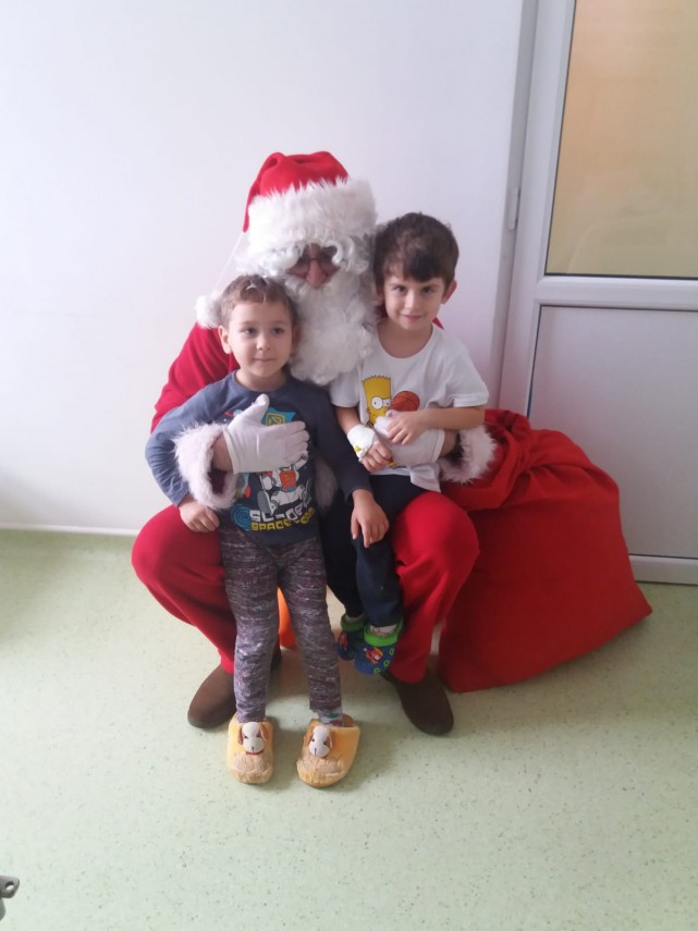 surprize mari pentru cei mici de la arimex comexim 2000 srl mos craciun insotit de personaje indragite surprize mari pentru cei mici de la arimex comexim 2000 srl mos craciun insotit de personaje indragite