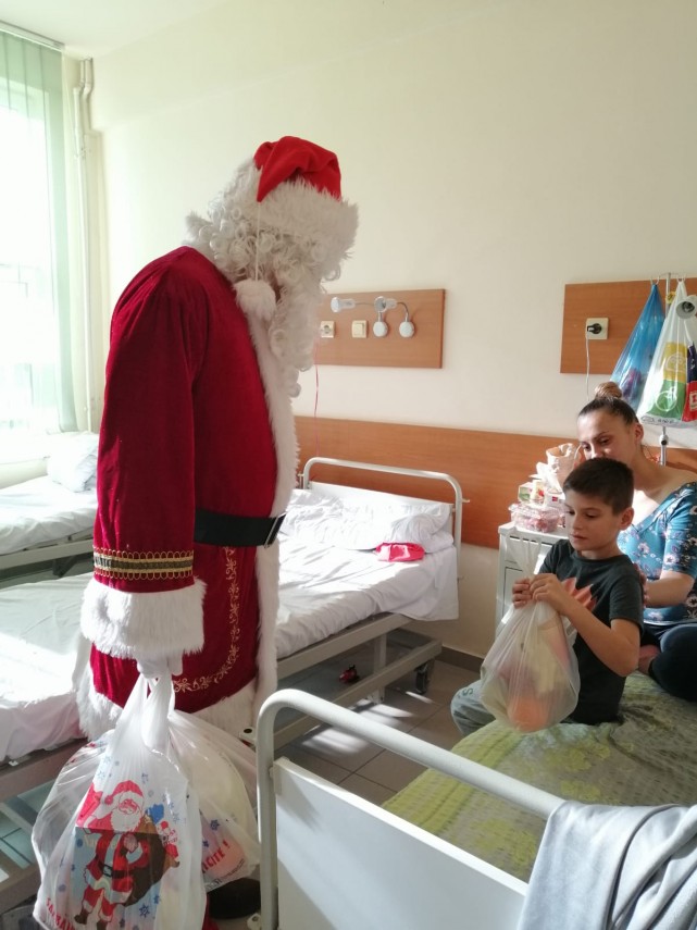 surprize mari pentru cei mici de la arimex comexim 2000 srl mos craciun insotit de personaje indragite surprize mari pentru cei mici de la arimex comexim 2000 srl mos craciun insotit de personaje indragite