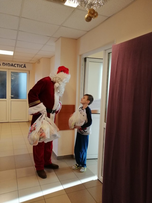 surprize mari pentru cei mici de la arimex comexim 2000 srl mos craciun insotit de personaje indragite surprize mari pentru cei mici de la arimex comexim 2000 srl mos craciun insotit de personaje indragite