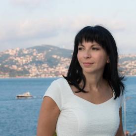 O româncă, noul director general al companiei Avon. Și-a început cariera în Constanța