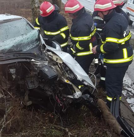 impact violent in judetul tulcea doua persoane incarcerate dupa ce un autoturism s a izbit de un copac impact violent in judetul tulcea doua persoane incarcerate dupa ce un autoturism s a izbit de un copac