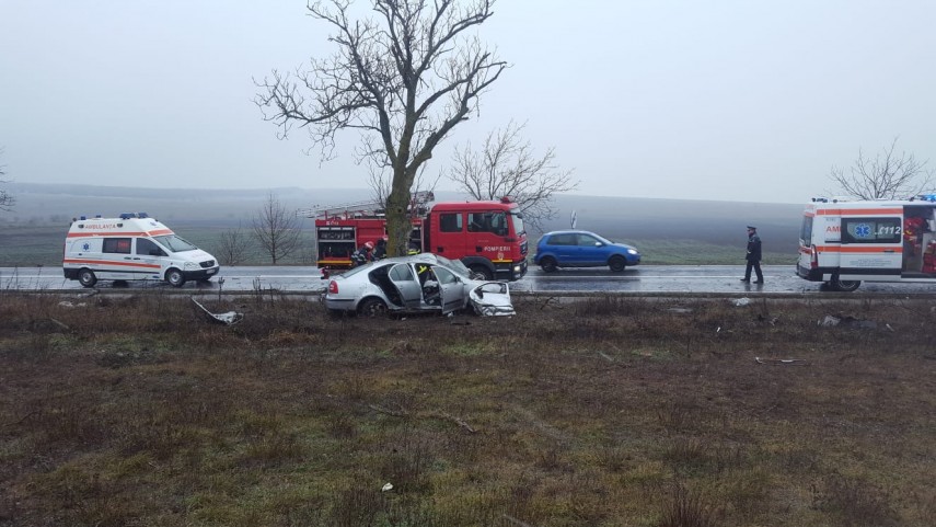 impact violent in judetul tulcea doua persoane incarcerate dupa ce un autoturism s a izbit de un copac impact violent in judetul tulcea doua persoane incarcerate dupa ce un autoturism s a izbit de un copac