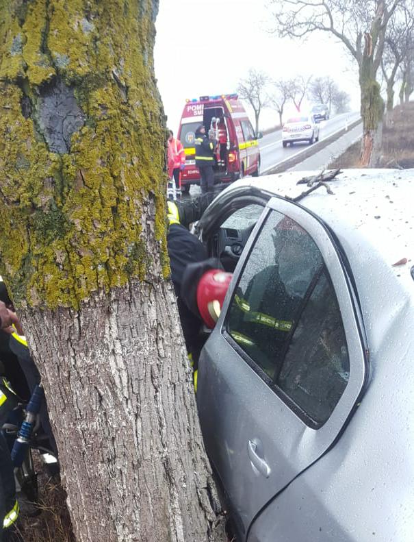 impact violent in judetul tulcea doua persoane incarcerate dupa ce un autoturism s a izbit de un copac impact violent in judetul tulcea doua persoane incarcerate dupa ce un autoturism s a izbit de un copac
