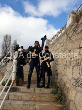 UPDATE Cele trei cruci, aruncate în apele Mării Negre de ÎPS Teodosie, recuperate de trei tineri curajoşi (galerie foto)         