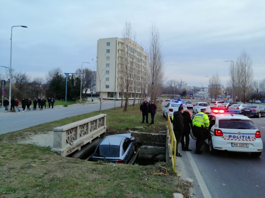 constanta un sofer baut a cazut cu masina in canal galerie foto video 709482 constanta un sofer baut a cazut cu masina in canal galerie foto video 709482