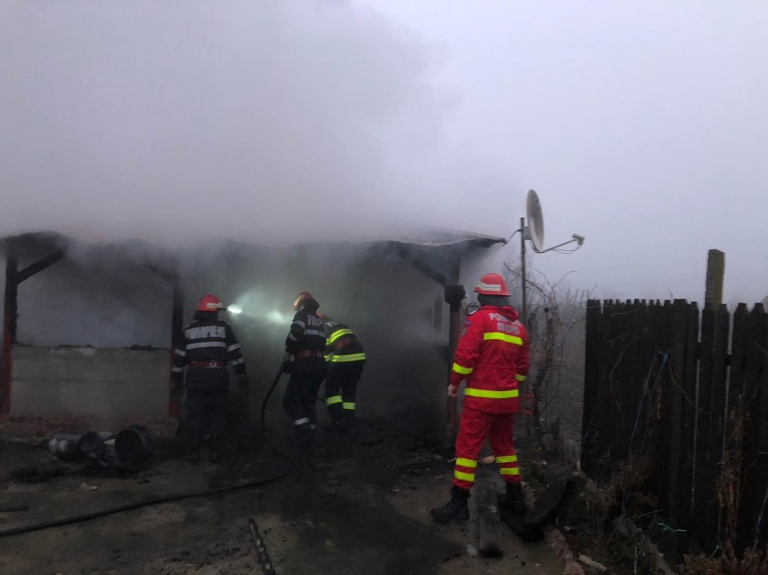 judetul tulcea incendiu intr o gospodarie din localitatea izvoarele galerie foto 709992 judetul tulcea incendiu intr o gospodarie din localitatea izvoarele galerie foto 709992