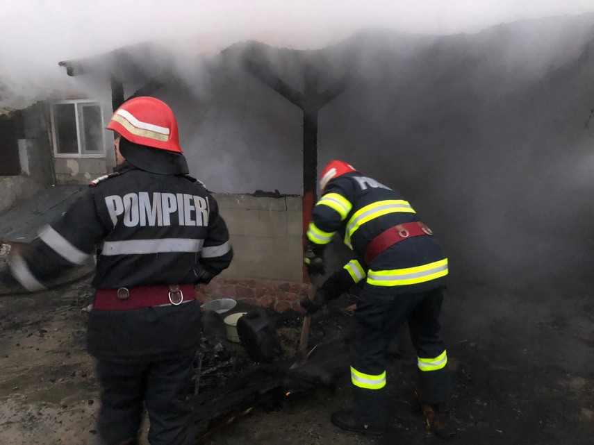 judetul tulcea incendiu intr o gospodarie din localitatea izvoarele galerie foto 709992 judetul tulcea incendiu intr o gospodarie din localitatea izvoarele galerie foto 709992
